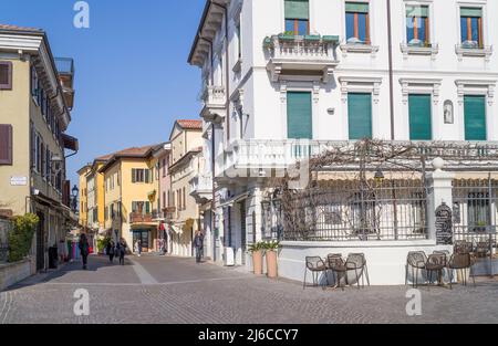 Peschiera del Garda, Italia - 21 marzo 2022: Una strada del centro storico con ristoranti e negozi Foto Stock