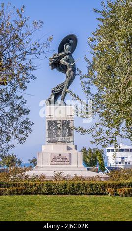 Peschiera del Garda, Italia - 21 marzo 2022: Monumento commemorativo della Guerra, con i nomi dei soldati caduti scritti nella colonna Foto Stock