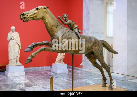 Statua di bronzo di un cavallo e di un giovane jockey noto come il Jockey Artemision. Recuperato in peices da un antico naufragio vicino a Capo Artemision su Eubo Foto Stock