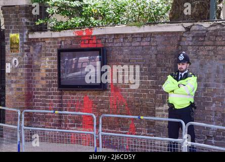 Londra, Regno Unito. 30th aprile 2022. Un poliziotto si trova accanto al muro dell'ambasciata russa a Londra, infranto di vernice rossa. Credit: Vuk Valcic/Alamy Live News Foto Stock