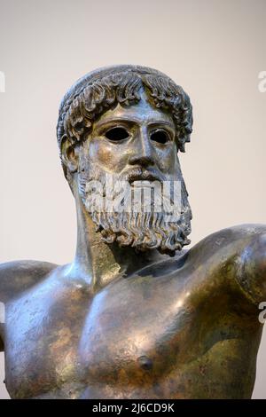 Testa e dettaglio di una statua di bronzo di Zeus o forse Poseidone. Trovato nel mare di Capo Artemision, Euboea settentrionale. Periodo classico 460 a.C. Uno di Foto Stock