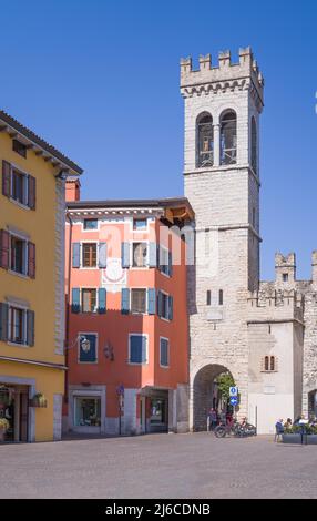 Riva del Garda, Italia - 22 marzo 2022: Vista sul San Michele (S. Micheal) porta del XIII secolo Foto Stock