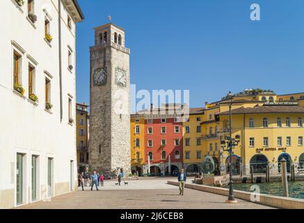 Riva del Garda, Italia - 22 marzo 2022: Vista su Piazza della catena con l'antica torre dell'Apponale e il porto del lago Foto Stock