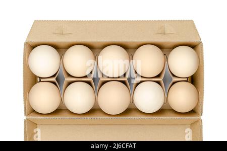 Uova di pollo fresche in un contenitore di cartone, dall'alto. Uova di gallina crude, organiche e brunastre, in una scatola di uova di carta riciclata. Cibo comune. Foto Stock