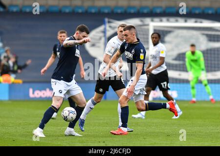 LONDRA, REGNO UNITO. APR 30th Jed Wallace di Millwall in azione con Oliver Burke di Millwall durante la partita Sky Bet Championship tra Millwall e Peterborough al Den di Londra sabato 30th aprile 2022. (Credit: Ivan Yordanov | MI News) Credit: MI News & Sport /Alamy Live News Foto Stock