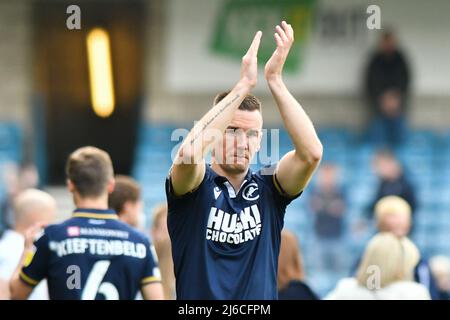 LONDRA, REGNO UNITO. APR 30th Jed Wallace di Millwall durante il giro d'onore dopo la partita del Campionato Sky Bet tra Millwall e Peterborough al Den, Londra sabato 30th aprile 2022. (Credit: Ivan Yordanov | MI News) Credit: MI News & Sport /Alamy Live News Foto Stock