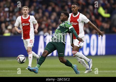 AMSTERDAM - (lr) Kenneth Taylor di Ajax, Daishawn Redan di PEC Zwolle, Ryan Gravenberch di Ajax durante la partita olandese Eredivie tra Ajax Amsterdam e PEC Zwolle alla Johan Cruijff Arena il 30 aprile 2022 ad Amsterdam, Paesi Bassi. ANP MAURICE VAN STEEN Foto Stock