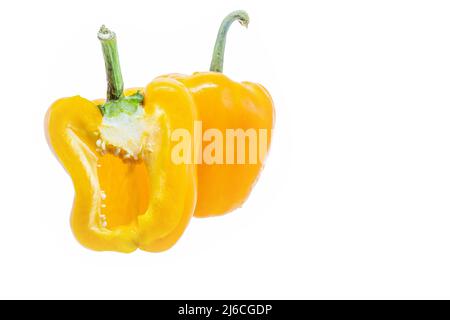 Pepe giallo crudo e fresco isolato su sfondo bianco con spazio per il testo Foto Stock