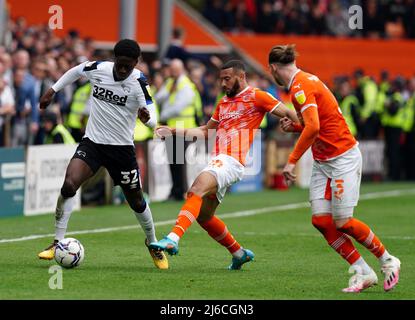 Malcolm Ebiowei (a sinistra) della contea di Derby e Keshi Anderson (al centro) di Blackpool combattono per la palla mentre James Husband (a destra) di Blackpool guarda avanti durante la partita del campionato Sky Bet a Bloomfield Road, Blackpool. Data foto: Sabato 30 aprile 2022. Foto Stock