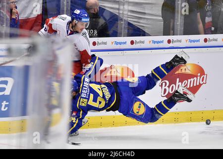 L-R Ondrej Beranek (CZE) e Anton Lindholm (SWE) in azione durante l'Euro Hockey Tour, partite di hockey ceche Repubblica Ceca vs Svezia, disputata a Ostrava, Repubblica Ceca, 30 aprile 2022. (CTK Photo/Jaroslav Ozana) Foto Stock