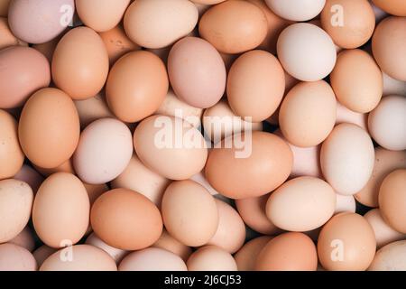Uova sfondo. Vista dall'alto, sfondo del cibo. Un sacco di uova di fattoria biologica da vicino Foto Stock