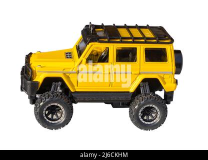 Giocattolo di plastica per bambini, macchina jeep gialla su sfondo bianco. Foto Stock