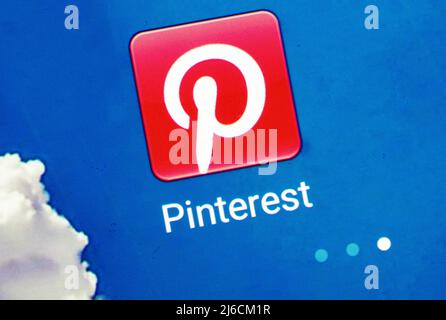 In questa figura, il logo dell'applicazione Pinterest viene visualizzato sullo schermo dello smartphone Foto Stock