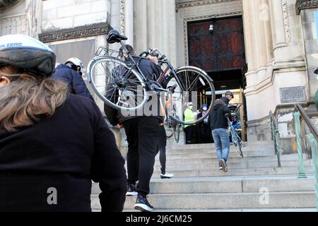 30 aprile 2022, New York, New York, USA: 30 aprile 2022 24th Benedizione annuale delle biciclette tenuta nella Chiesa Madre di San Giovanni il Devine..Padre Patrick Malloy, ha detto alcune parole gentili e poi ha irrorato le biciclette con acqua Santa, c'è stato un momento di silenzio per ricordare quei ciclisti persi nell'anno scorso, Il reverendo canone Patrick Malloy,.in Golden Vestments saluta i bikers e conduce la cerimonia. (Credit Image: © Bruce Cotler/ZUMA Press Wire) Foto Stock