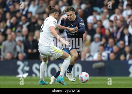 Jack Grealish #10 di Manchester City si allontana da Luke Ayling #2 di Leeds United a Leeds, Regno Unito il 4/30/2022. (Foto di James Heaton/News Images/Sipa USA) Foto Stock