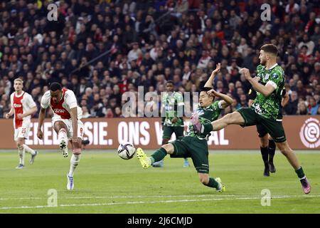 AMSTERDAM - (lr) Ryan Gravenberch di Ajax, Yuta Nakayama di PEC Zwolle, Mees de wit o PEC Zwolle durante la partita di campionato olandese tra Ajax Amsterdam e PEC Zwolle alla Johan Cruijff Arena il 30 aprile 2022 ad Amsterdam, Paesi Bassi. ANP MAURICE VAN STEEN Foto Stock