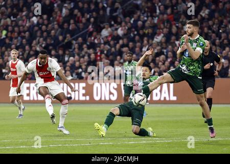 AMSTERDAM - (lr) Ryan Gravenberch di Ajax, Yuta Nakayama di PEC Zwolle, Mees de wit o PEC Zwolle durante la partita di campionato olandese tra Ajax Amsterdam e PEC Zwolle alla Johan Cruijff Arena il 30 aprile 2022 ad Amsterdam, Paesi Bassi. ANP MAURICE VAN STEEN Foto Stock