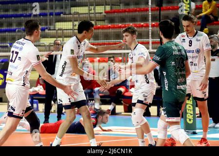 PalaMazzola, Taranto, 30 aprile 2022, Allianz Milano esultation. Durante il Play Off 5th Place - Gioiella Prisma Taranto vs Allianz Milano - Pallavolo Serie Italiana A Men Superleague Championship Foto Stock