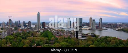 Rotterdam, Paesi Bassi - 28 aprile 2022: Bellissimo paesaggio urbano al tramonto di Rotterdam, Olanda-Paesi Bassi, dall'alto Foto Stock