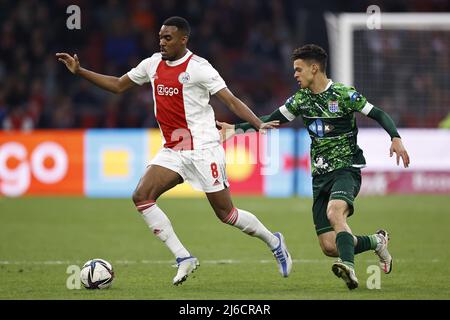 AMSTERDAM - (lr) Ryan Gravenberch di Ajax, Tristan van Gilst o PEC Zwolle durante la partita olandese Eredivie tra Ajax Amsterdam e PEC Zwolle alla Johan Cruijff Arena il 30 aprile 2022 ad Amsterdam, Paesi Bassi. ANP MAURICE VAN STEEN Foto Stock