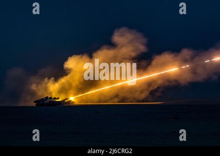 Camp Buehring, Kuwait. 08 Gennaio 2019. I soldati degli Stati Uniti assegnati alla Brigata di artiglieria da campo 65th, sparano il sistema di razzo di artiglieria ad alta mobilità M142 conosciuto come HIMARS durante un'esercitazione congiunta di Live-Fire a Camp Buehring, 8 gennaio 2019 a Camp Buehring, Kuwait. Credito: SGT. James Lefty Larimer/US Army/Alamy Live News Foto Stock