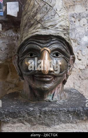 Statua di Pulcinella nel Vico del Fico Purgatorio di Napoli Foto Stock