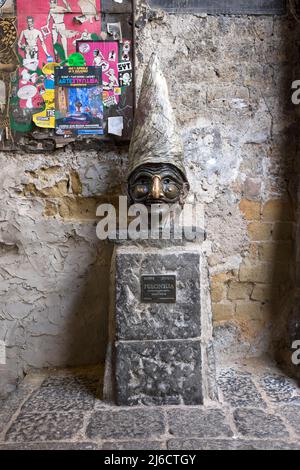 Statua di Pulcinella nel Vico del Fico Purgatorio di Napoli Foto Stock