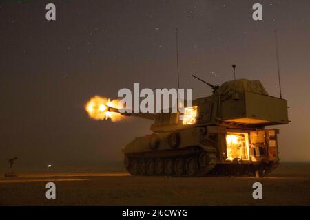 Area di formazione 1, Giordania. 27 Agosto 2019. Soldati dell'esercito degli Stati Uniti con batteria Alpha, 3rd Battaglione, 29th reggimento di artiglieria del campo, 4th Divisione di fanteria, sparano un howitzer semovente di Paladin M109A6 a sostegno dell'esercitazione congiunta leone desideroso, 27 agosto 2029 in Giordania. Credito: SPC. Angel Ruszkiewicz/US Army Photo/Alamy Live News Foto Stock