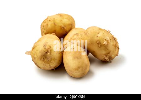 Mucchio di patate giovani isolato su sfondo bianco con percorso di taglio incluso. Patate biologiche direttamente dal giardino Foto Stock