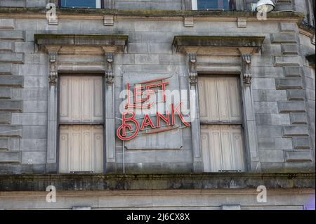 Kilkenny, Irlanda - 20 aprile 2022: Il cartello per il wine bar della riva sinistra in Kilkenny Irlanda. Foto Stock