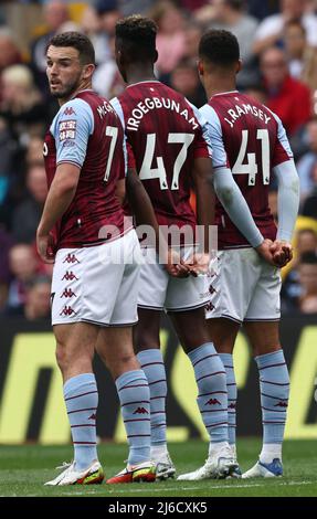 Birmingham, Inghilterra, 30th aprile 2022. John McGinn (L) di Aston Villa durante la partita della Premier League a Villa Park, Birmingham. Il credito dovrebbe essere: Darren Staples / Sportimage Foto Stock