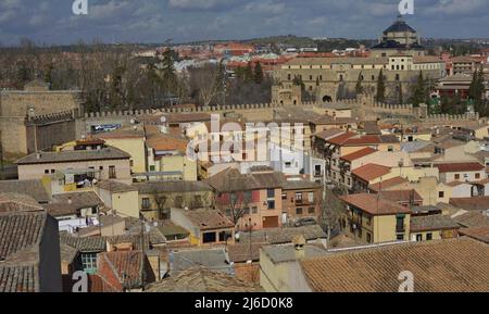 Toledo, Spagna. Vista panoramica della città in cui spicca l'Ospedale di Tavera, costruito tra il 1541 e il 1603. Fu iniziata da Alonso de Covarrubias (1488-1570) e completata da Bartolomé Bustamante (1501-1570) in stile rinascimentale. Sulla sinistra, porta Nuova Bisagra (Puerta Nueva de Bisagra). Foto Stock