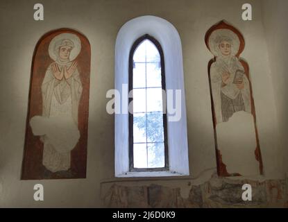 Affreschi romanici raffiguranti due santi. Transetto del Santuario del Cristo de la Luz, ex moschea, costruito alla fine del 10th secolo e trasformato in chiesa cristiana nel 12th secolo. Toledo, Castiglia-la Mancha, Spagna. Foto Stock