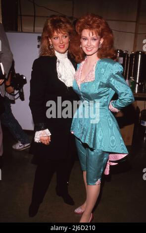 **FOTO DEL FILE** Naomi Judd è scomparsi. I Judds ai 1989 American Music Awards 30 gennaio 1989 credito: Ralph Dominguez/MediaPunch Foto Stock