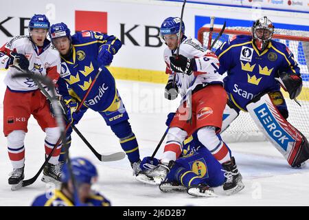 L-R Petr Kodytek (CZE), Jesper Pettersson (SWE), Ondrej Beranek (CZE), Jhonas Enroth (SWE) in azione durante l'Euro Hockey Tour, partite di hockey ceche Repubblica Ceca vs Svezia, disputate a Ostrava, Repubblica Ceca, 30 aprile 2022. (CTK Photo/Jaroslav Ozana) Foto Stock