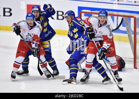 L-R Petr Kodytek (CZE), Jesper Pettersson, Calle Sjalin (entrambi SWE), Ondrej Beranek (CZE) in azione durante l'Euro Hockey Tour, partite ceche Hockey Games partita Repubblica Ceca vs Svezia, disputata a Ostrava, Repubblica Ceca, 30 aprile 2022. (CTK Photo/Jaroslav Ozana) Foto Stock