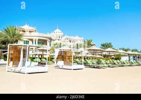 Dubai, Emirati Arabi Uniti - 8 aprile 2022: Spiaggia di sabbia in resort di lusso a Palm Jumeirah Foto Stock