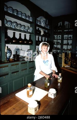 Williamsburg VA USA 9/1987. Pasteur & Galt Apothecary Shop su Duke of Gloucester Street. Dispensato 18th secolo pratiche mediche. Foto Stock