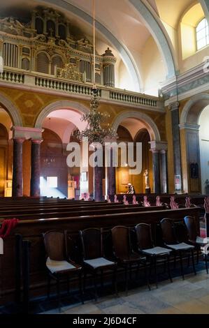 Chiesa parrocchiale neoclassica della città interna di Budapest, l'edificio più antico sul lato Pest del Danubio. Foto Stock