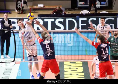 PalaMazzola, Taranto, 30 aprile 2022, Yuri Romano Allianz Milano si è schiantato. Durante il Play Off 5th posto - Gioiella Prisma Taranto vs Allianz Milano - Pallavolo Serie Italiana A Campionato Men Superleague Foto Stock