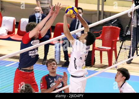 PalaMazzola, Taranto, 30 aprile 2022, Barthelemy Chinenyeze Allianz Milano in dribble. Durante Gioca Off 5th posto - Gioiella Prisma Taranto vs Allianz Milano - Pallavolo Serie Italiana A Campionato Men Superleague Foto Stock