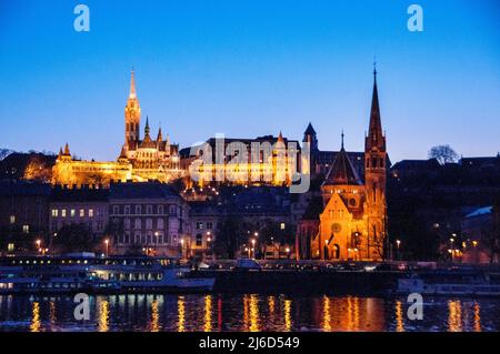 Chiesa di Mattia, Bastione dei pescatori e Chiesa neogotica di Piazza Szilági Dezso sul Campidoglio di Budapest. Foto Stock