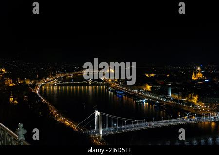 Il Danubio, il Ponte delle catene e l'edificio del Parlamento ungherese dalla Cittadella di Budapest. Foto Stock