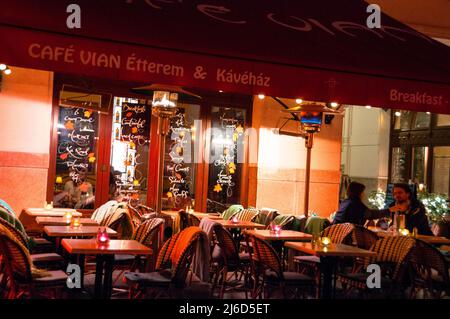 Café Vian a Liszt Ferenc nel vecchio quartiere ebraico di Budapest, Ungheria. Foto Stock