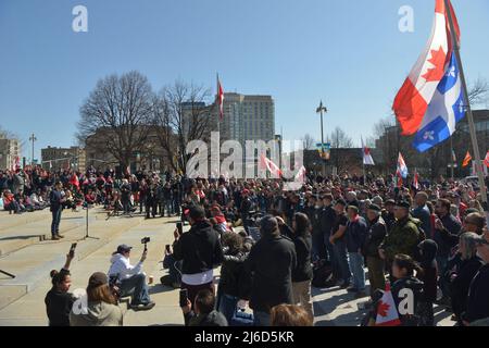 Sabato 30 aprile 2022, Ottawa Canada. The “Live from the Shed”, “Freedom Fighters Canada” e “Veterans for Freedom” -- “Rolling Thunder Convoy” -- evento commemorativo/protesta. I veterani di questi gruppi diedero discorsi appassionati e si posarono in una corona cerimoniale ai piedi del National War Memorial davanti a una folla considerevole, seguita da una sfilata di motociclette davvero, thunderous, facendo un pass-by su Elgin Street appena a sud del Memorial. Molti membri dei servizi Provinciali di polizia di Ottawa e Ontario erano a disposizione anche per proteggere la pubblica sicurezza. Foto Stock