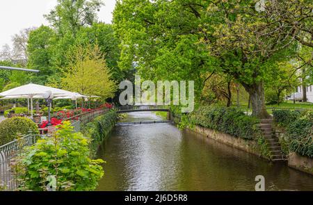 Il fiume OOS nei giardini termali di Baden Baden. Baden Wuerttemberg, Germania, Europa Foto Stock