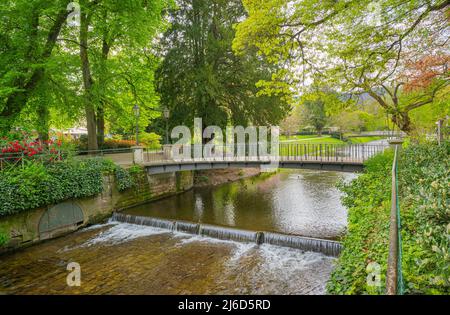 Il fiume OOS nei giardini termali di Baden Baden. Baden Wuerttemberg, Germania, Europa Foto Stock