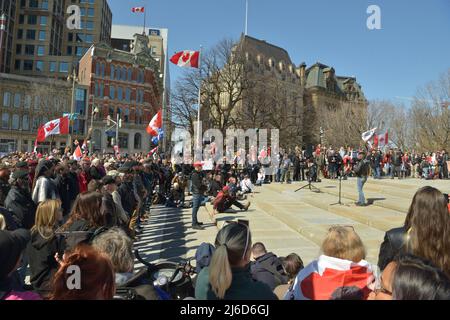 Sabato 30 aprile 2022, Ottawa Canada. The “Live from the Shed”, “Freedom Fighters Canada” e “Veterans for Freedom” -- “Rolling Thunder Convoy” -- evento commemorativo/protesta. I veterani di questi gruppi diedero discorsi appassionati e si posarono in una corona cerimoniale ai piedi del National War Memorial davanti a una folla considerevole, seguita da una sfilata di motociclette davvero, thunderous, facendo un pass-by su Elgin Street appena a sud del Memorial. Molti membri dei servizi Provinciali di polizia di Ottawa e Ontario erano a disposizione anche per proteggere la pubblica sicurezza. Foto Stock