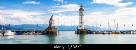 Lago di Costanza, vista panoramica dell'ingresso del porto a Lindau isola, Germania, Europa. Paesaggio con vecchio faro in marina, panorama panoramico di Boden Foto Stock