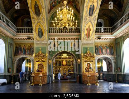 Kazan - 16 giugno 2021: All'interno della Cattedrale dell'Annunciazione, Kazan, Tatarstan, Russia. Interni decorati di lusso della chiesa ortodossa russa, antico punto di riferimento di Foto Stock
